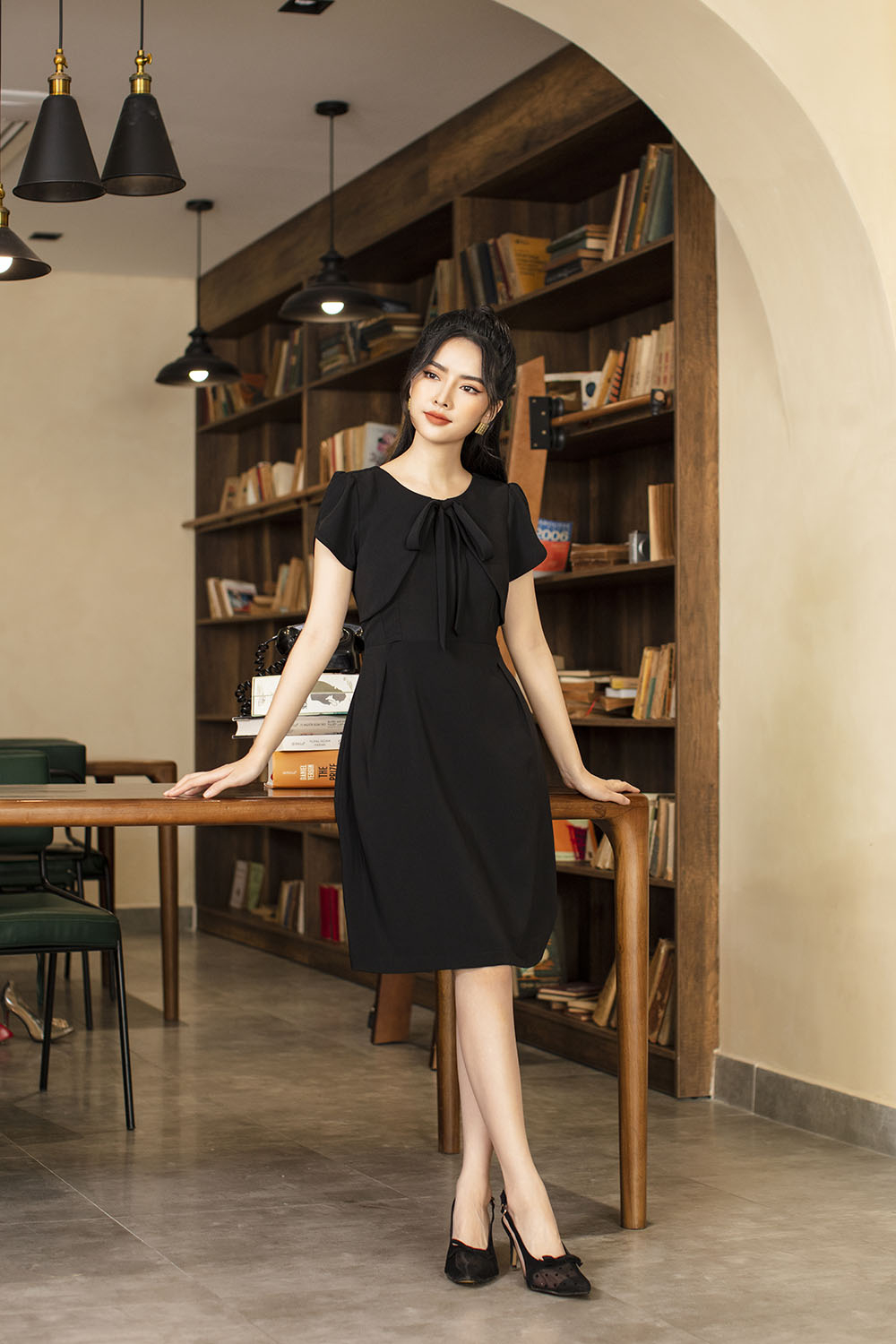 Đầm đen chữ A tay ngắn cổ tròn phối nơ 