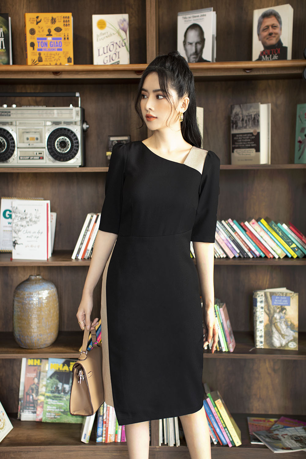 Đầm đen dáng chữ A tùng váy đắp chéo 