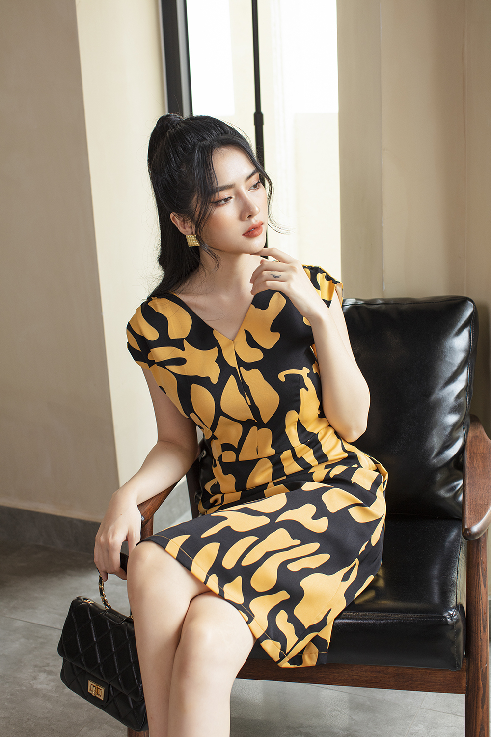 Đầm chữ A họa tiết nhấn eo cổ V 