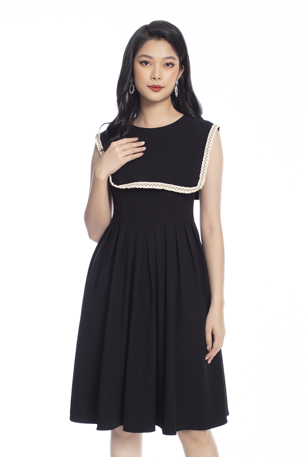 Đầm đen dáng xòe xếp ly 