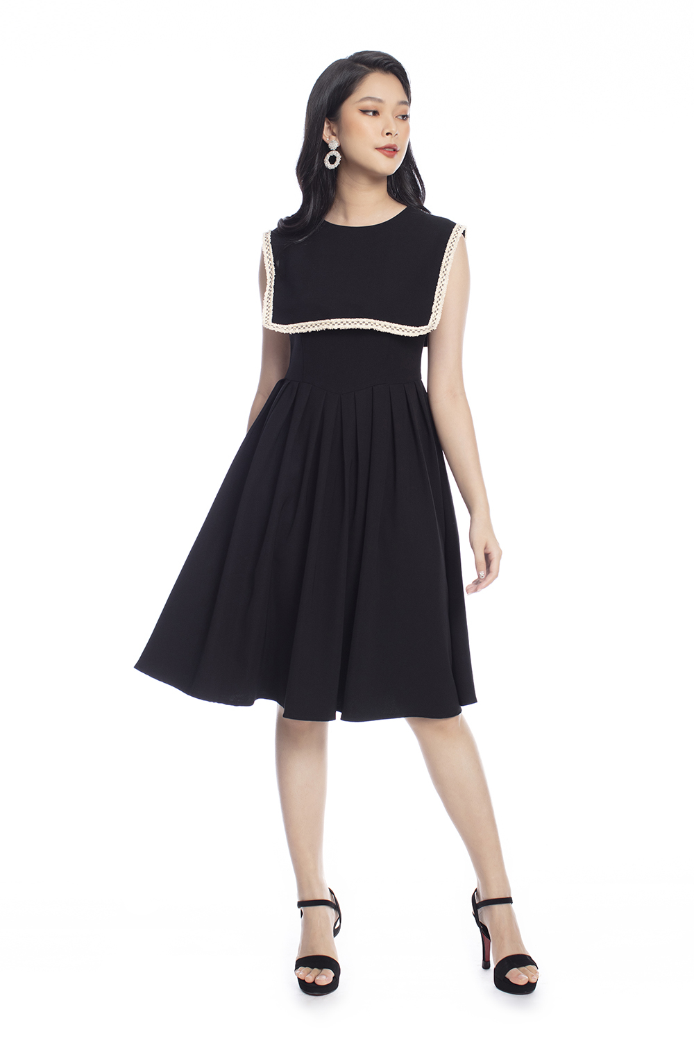 Đầm đen dáng xòe xếp ly 