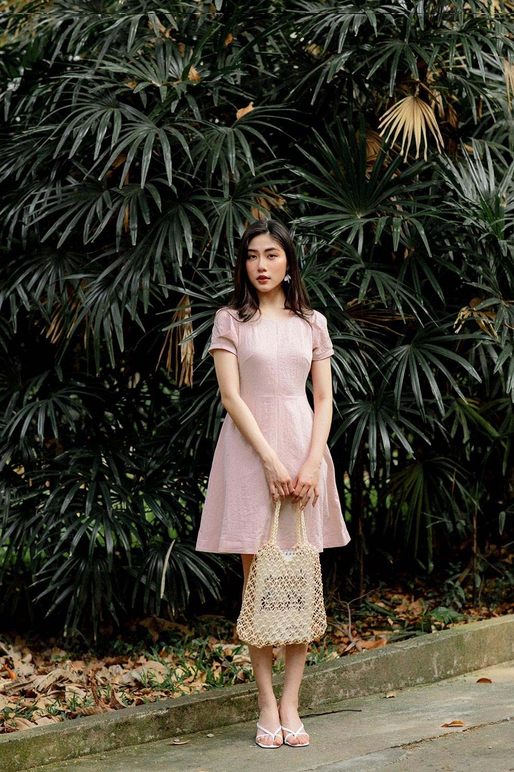 Đầm xòe tay ngắn cổ tròn 