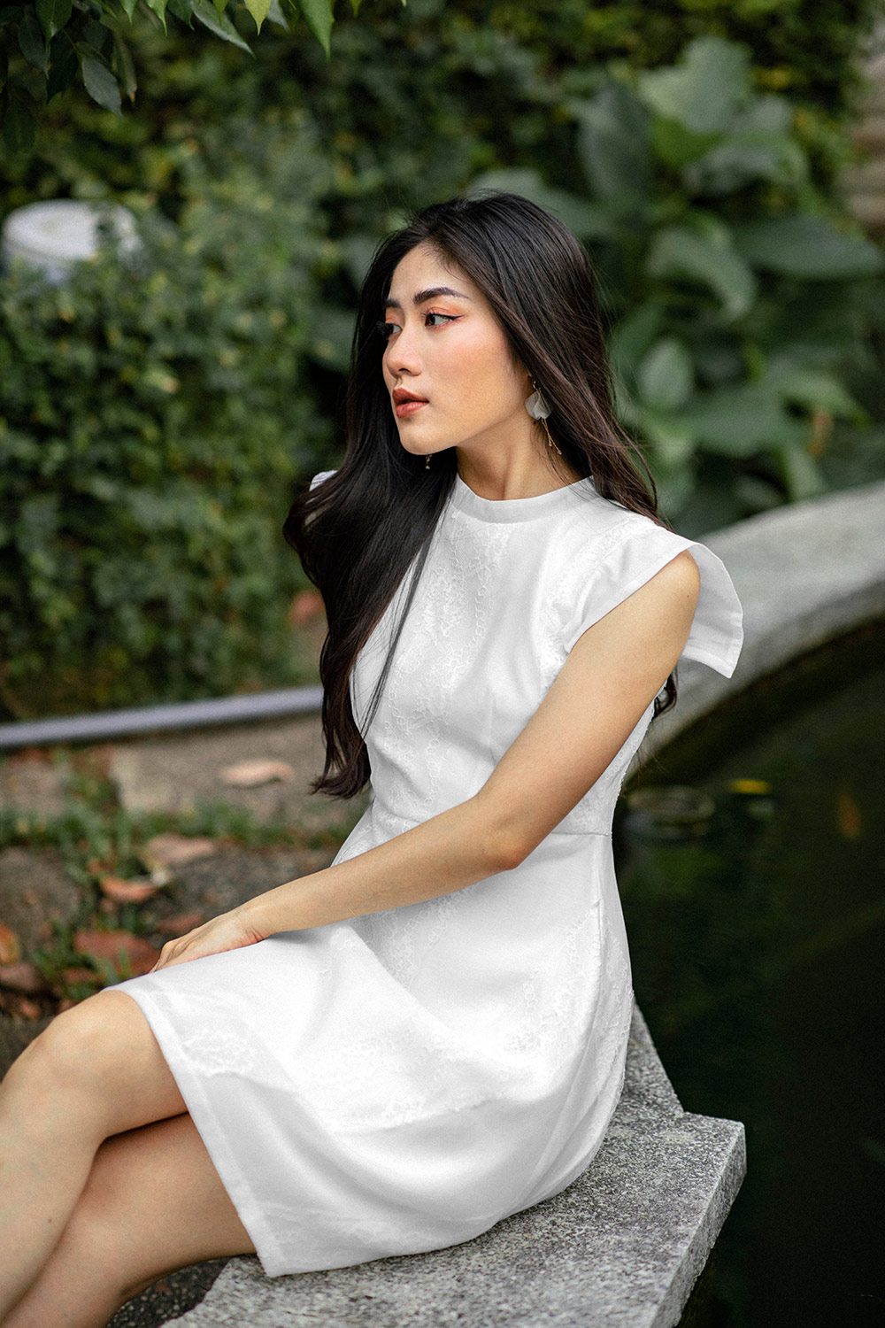 Đầm trắng xòe sát nách phối ren 