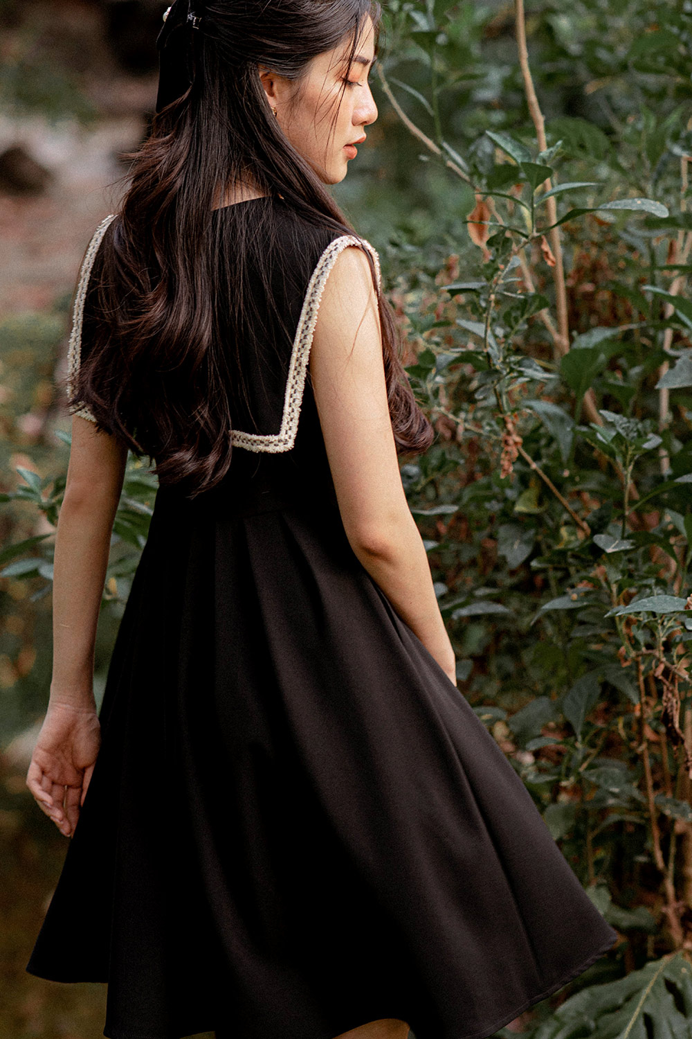 Đầm đen dáng xòe xếp ly 