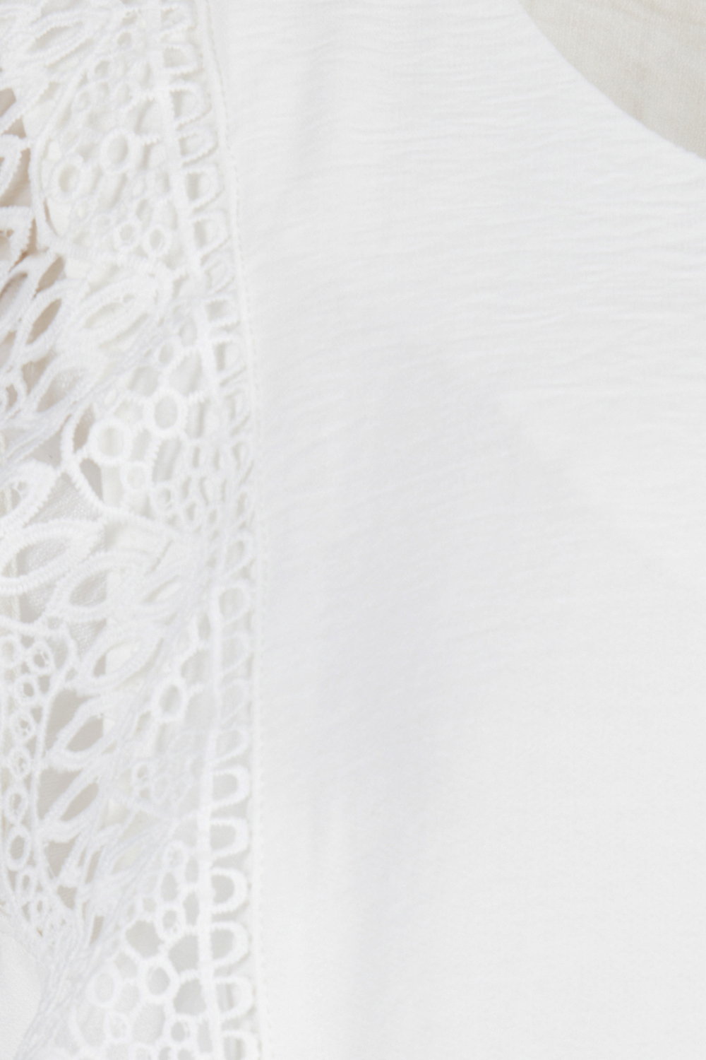 Áo sơ mi trắng sát nách phối viền bèo 