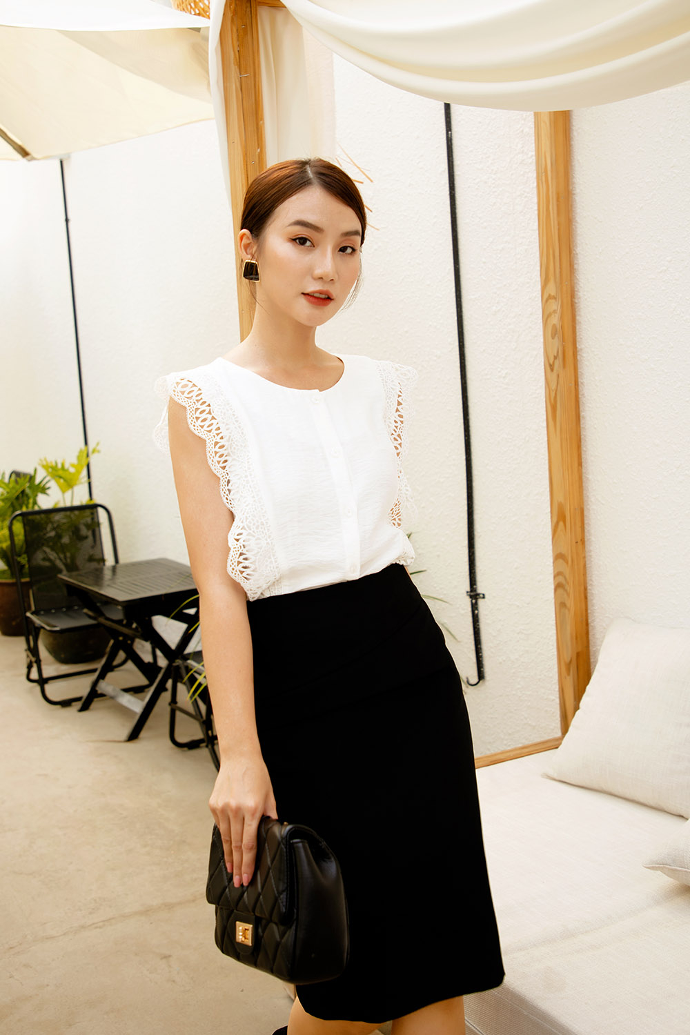 Áo sơ mi trắng sát nách phối viền bèo 