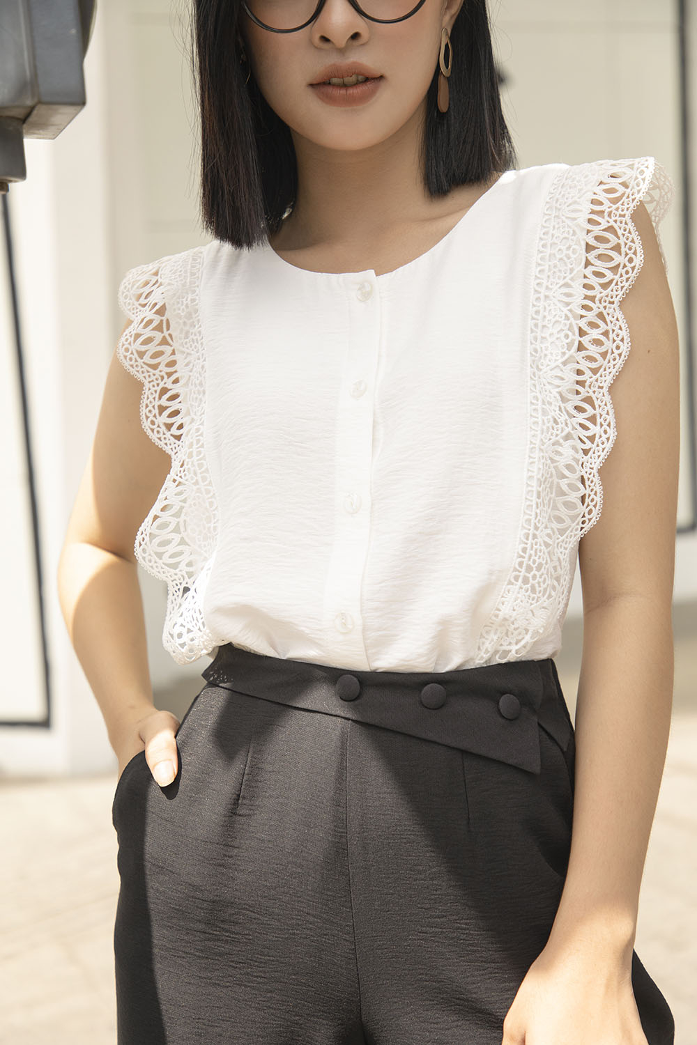 Áo sơ mi trắng sát nách phối viền bèo 