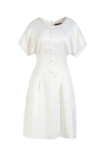 Đầm trắng xòe xếp ly đính nút 