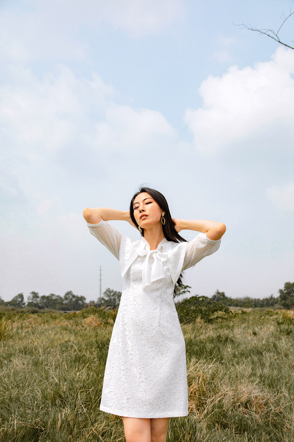 Đầm ren tay lỡ phối voan cổ thắt nơ 