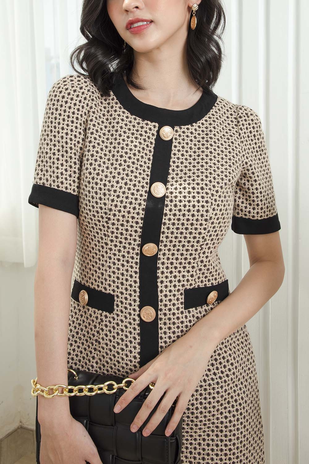 Đầm chữ A phối nút tay lỡ 