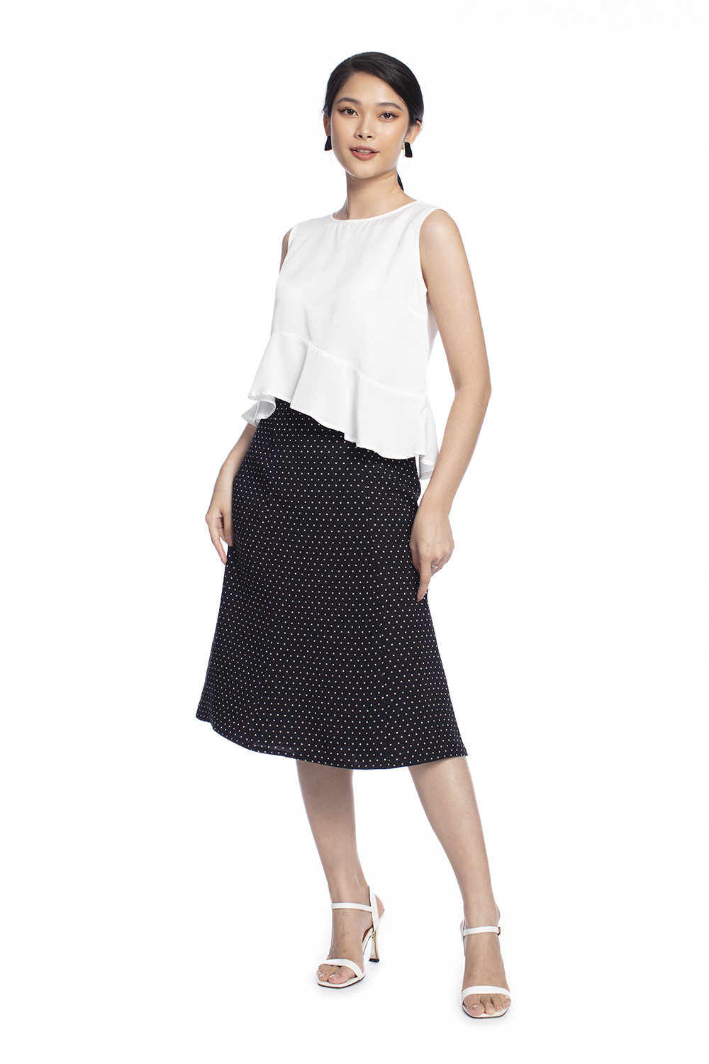 Áo trắng phối bèo sát nách 