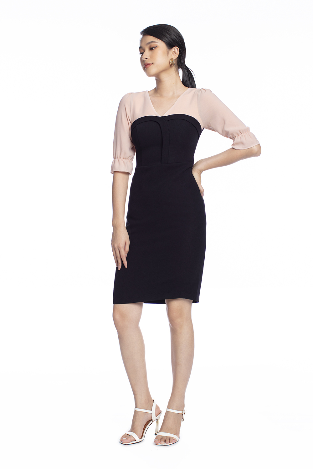 Đầm ôm đen phối hồng tay lỡ cổ tim 