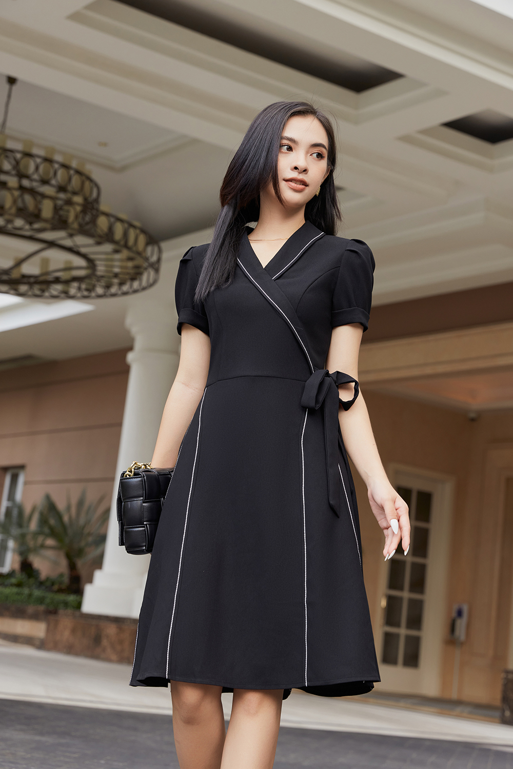 Váy đen cổ vuông tay trắng nơ V87 - P0/K38