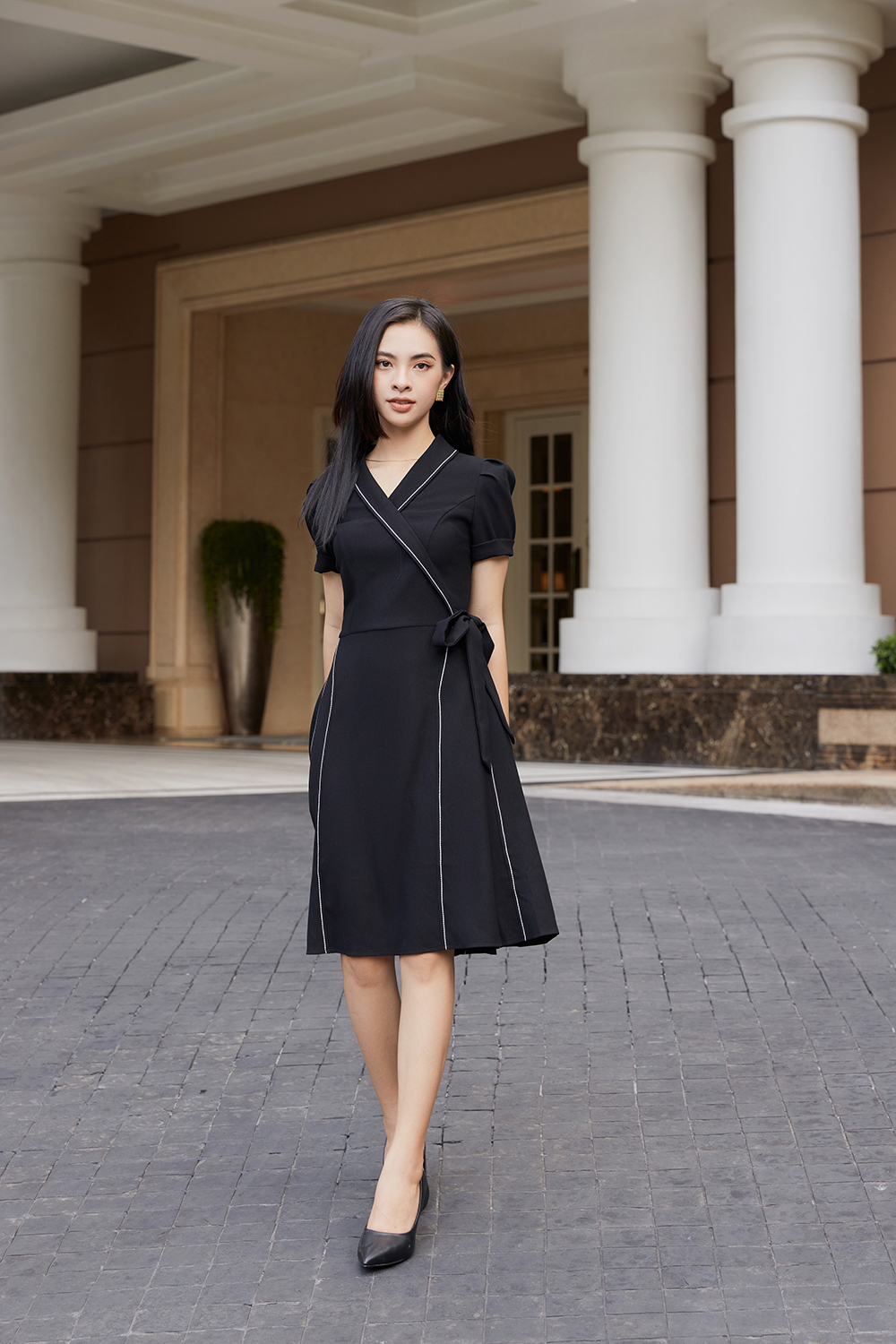 Đầm đen cổ đan tông viền trắng 