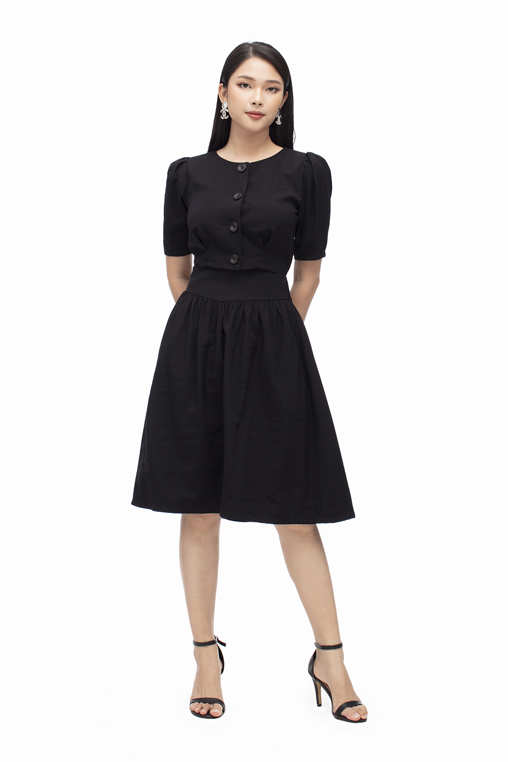 Áo croptop đen tay lỡ phối nút 