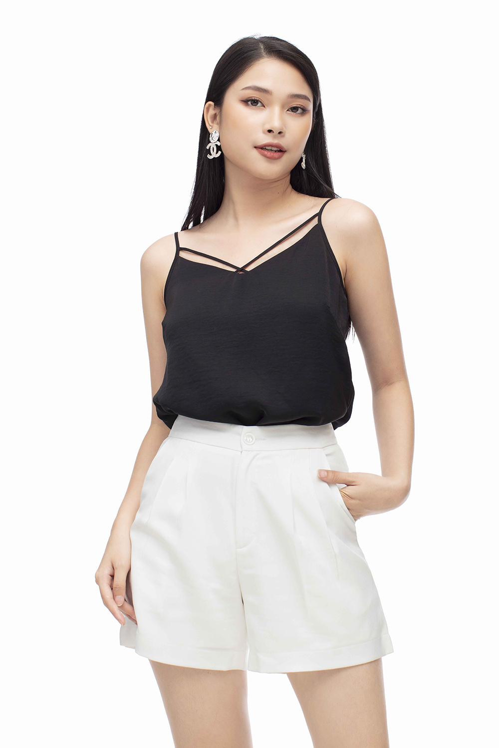 Quần short nữ màu trắng có túi 