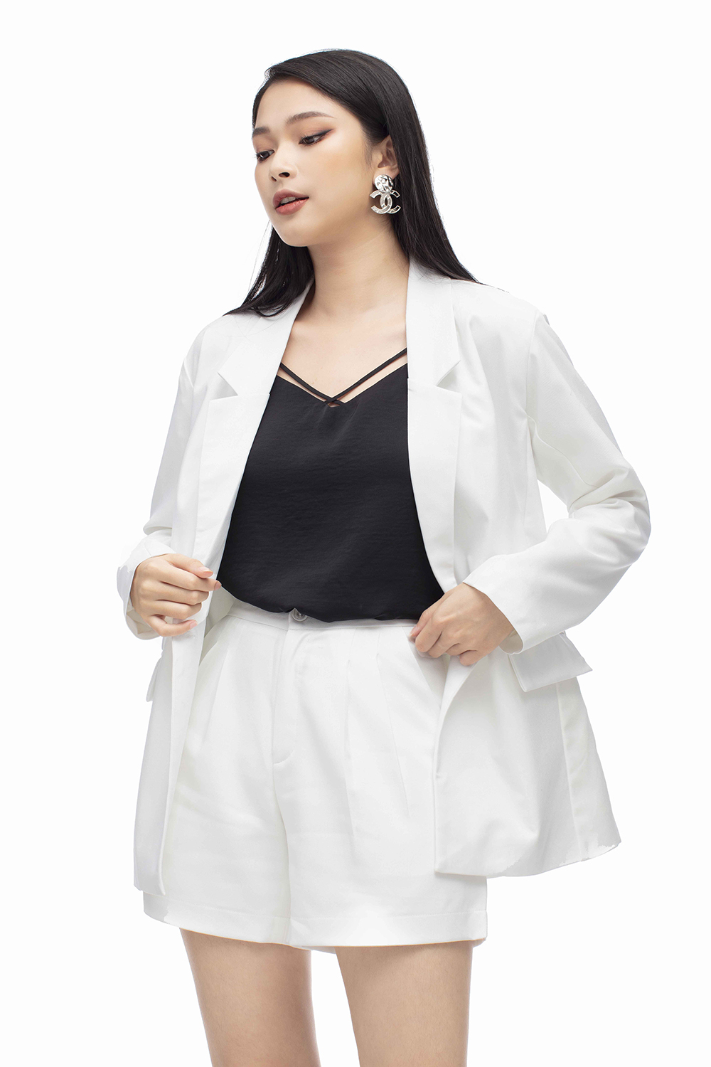 Quần short nữ màu trắng có túi 