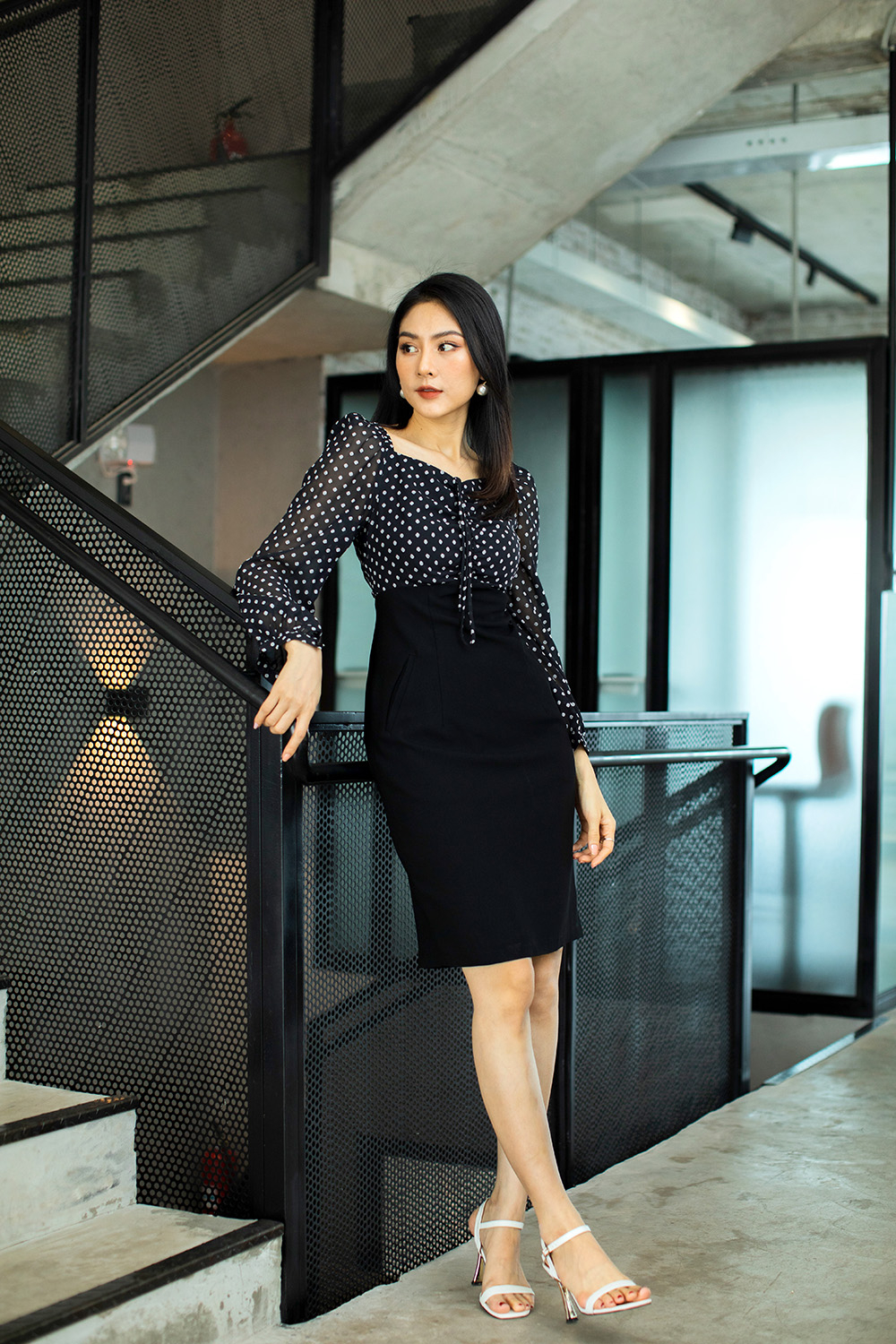 Đầm đen công sở phối chấm bi tay dài 