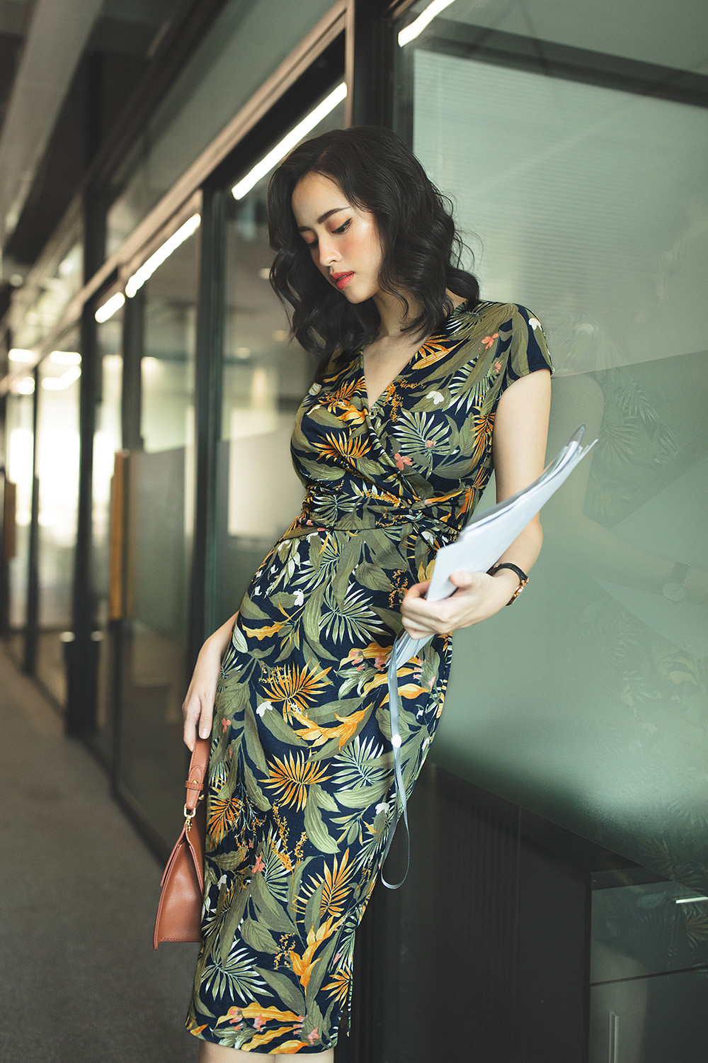 Đầm thun ôm họa tiết cổ V xoắn eo 