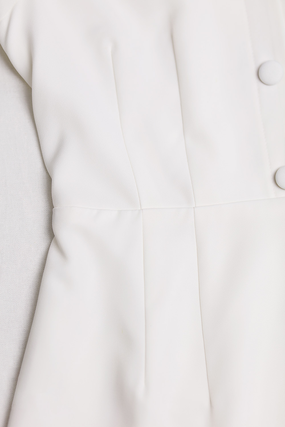 Đầm trắng dáng chữ A cổ sen đính nút 