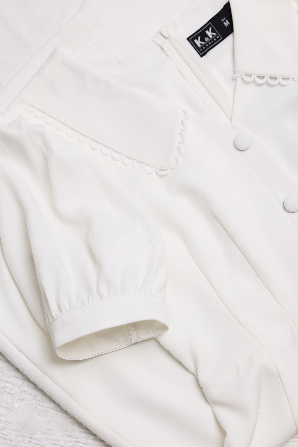 Đầm trắng dáng chữ A cổ sen đính nút 