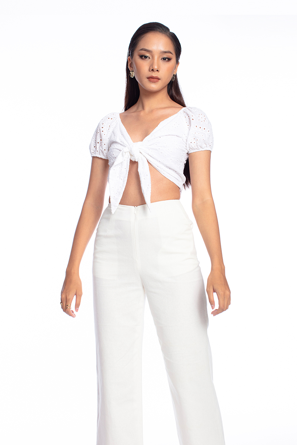 Áo croptop trắng thắt nơ tay phồng
