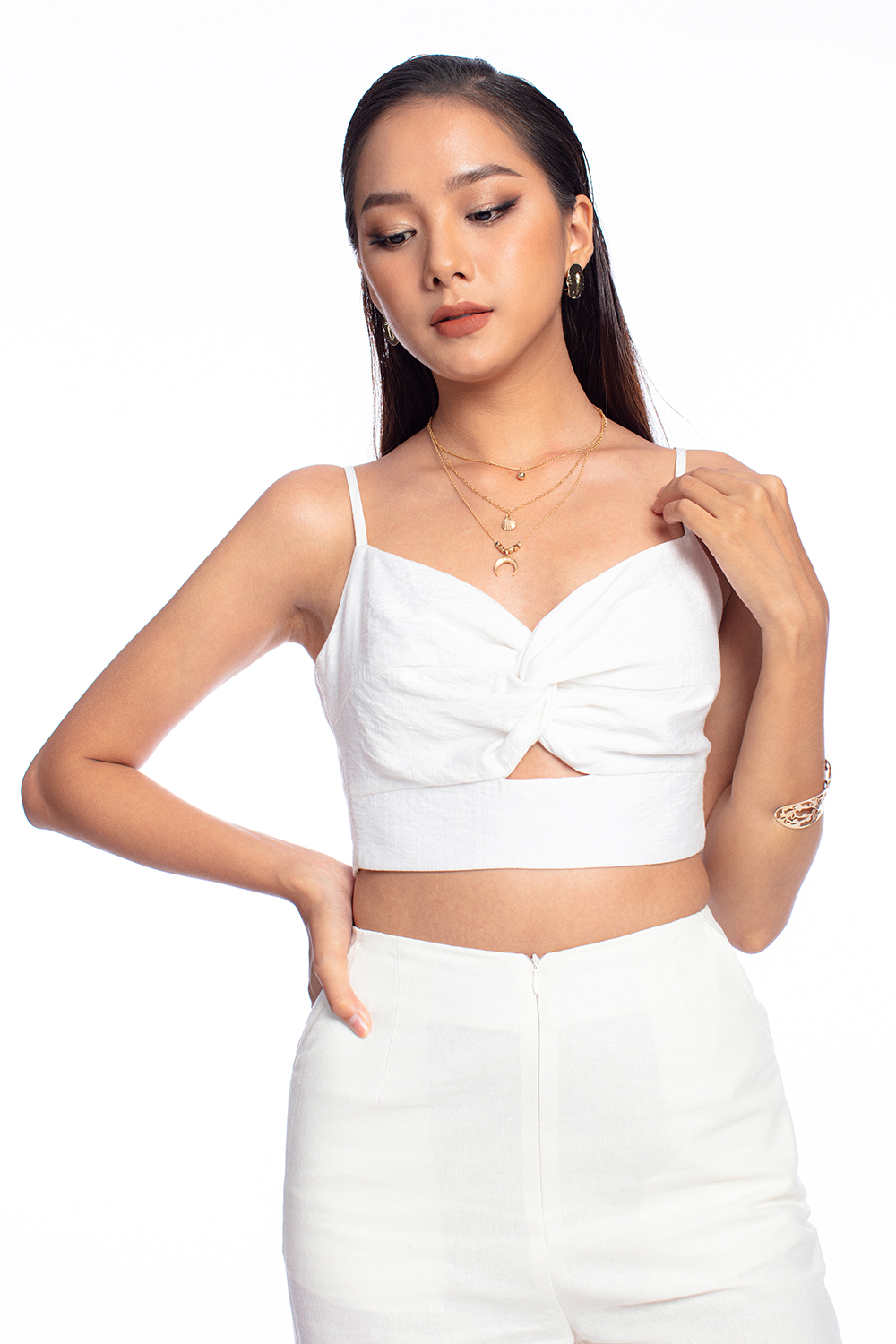 Áo croptop trắng hai dây cut-out