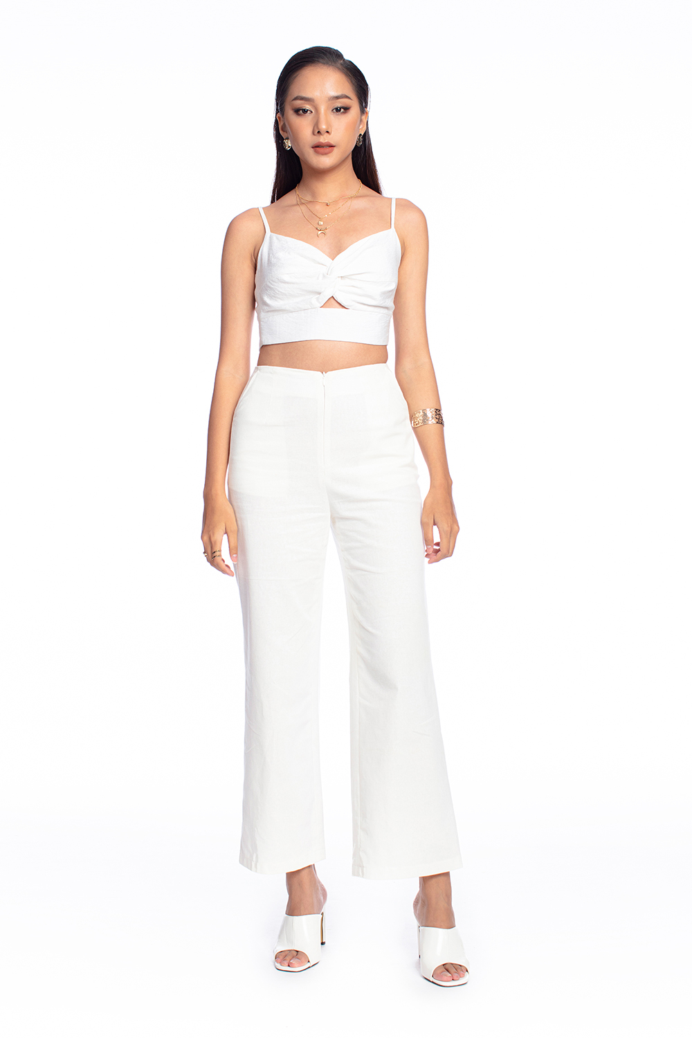 Áo croptop trắng hai dây cut-out
