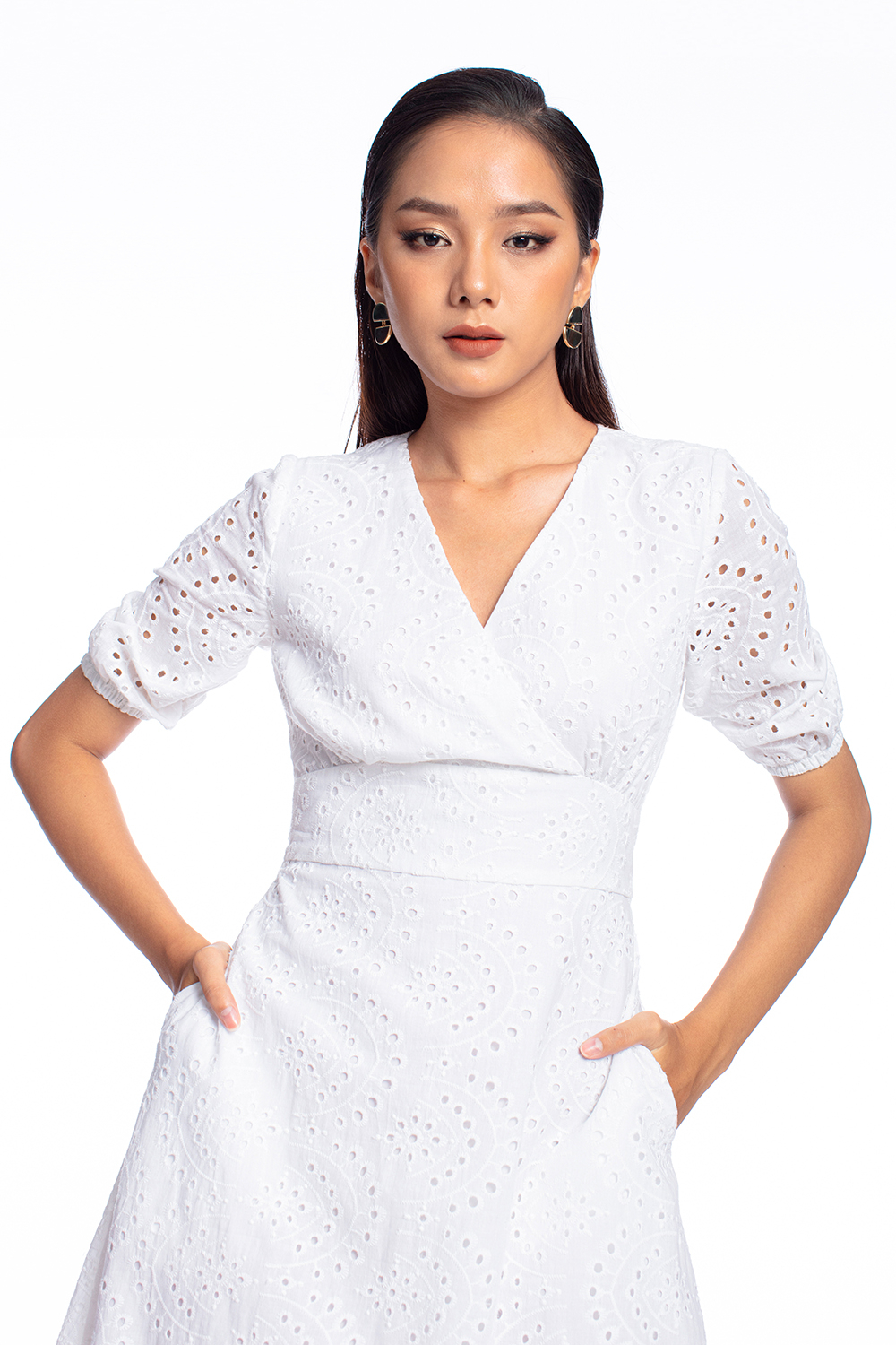 Đầm xòe trắng eo cao cổ V