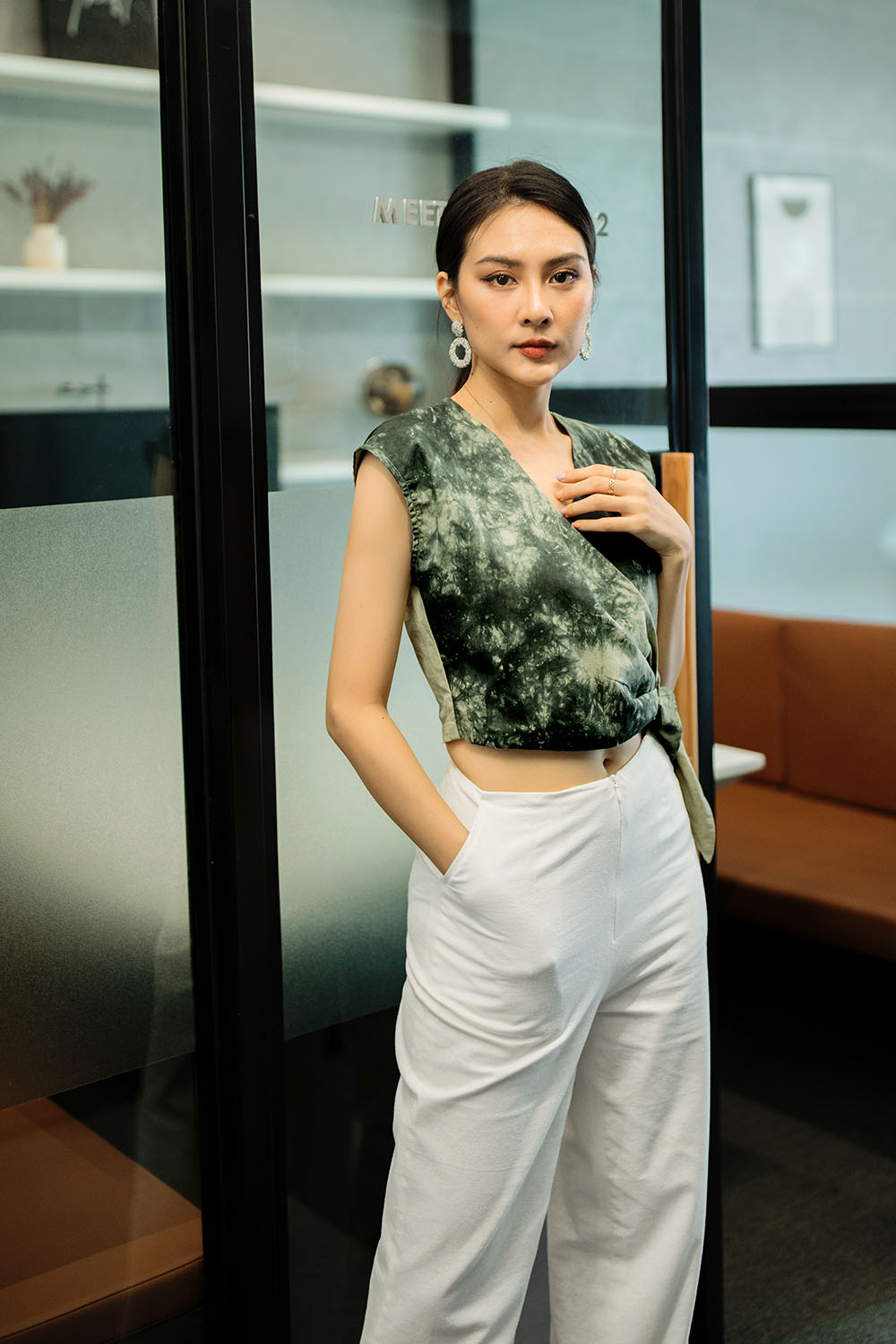 Áo croptop tie dye vạt đắp chéo phối nơ