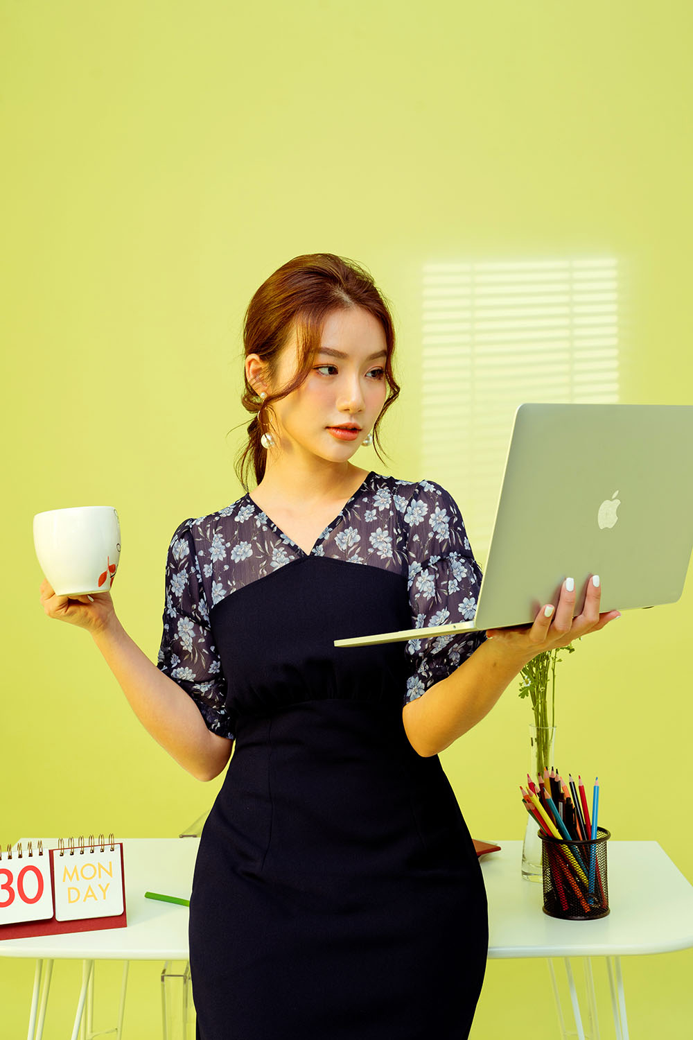 Đầm công sở dáng ôm tay lỡ cổ V 