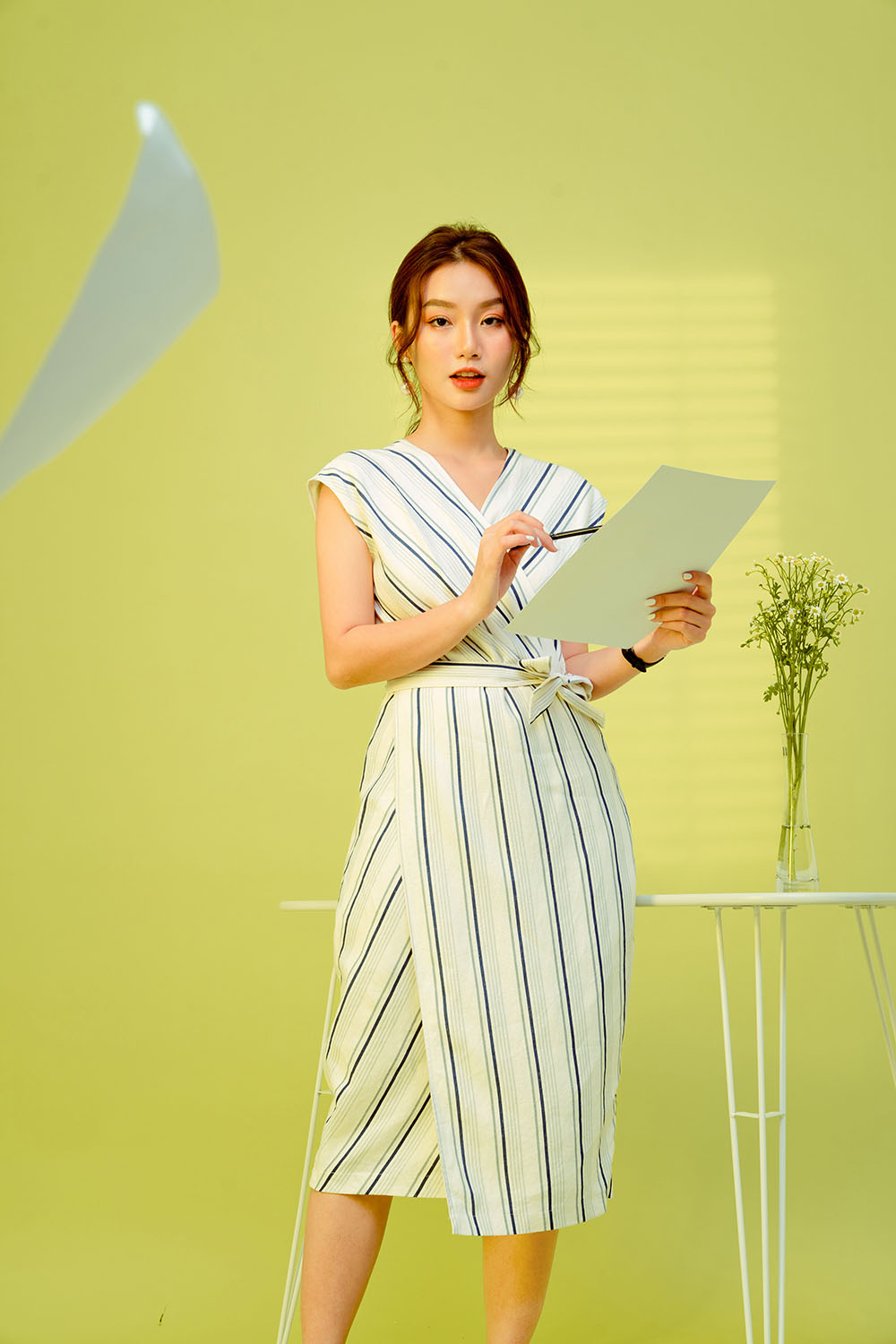 Đầm wrap dress sát nách kẻ sọc phối nơ KK107-10 | Thời trang công sở K&K  Fashion