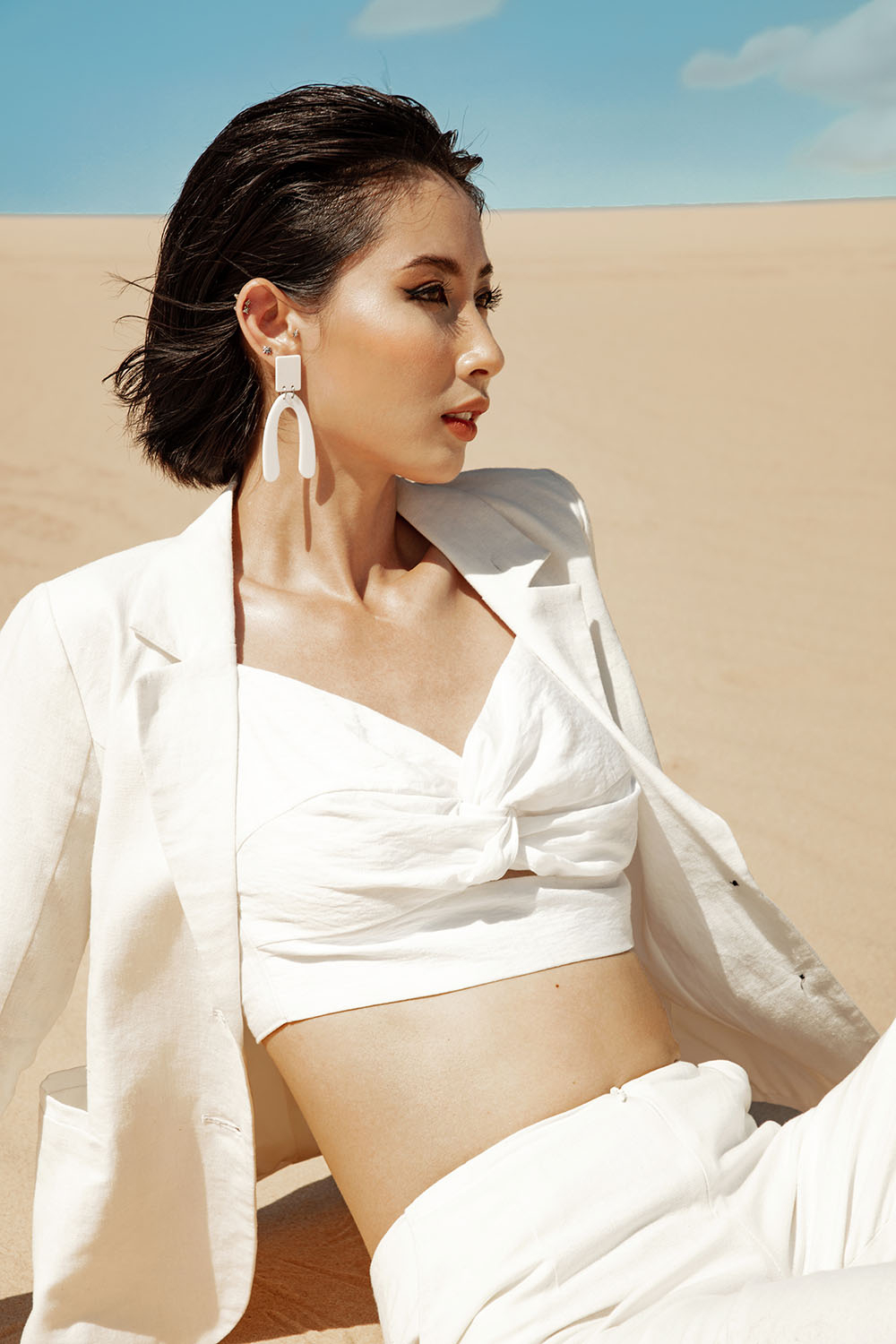 Áo blazer linen trắng tay dài phối túi 