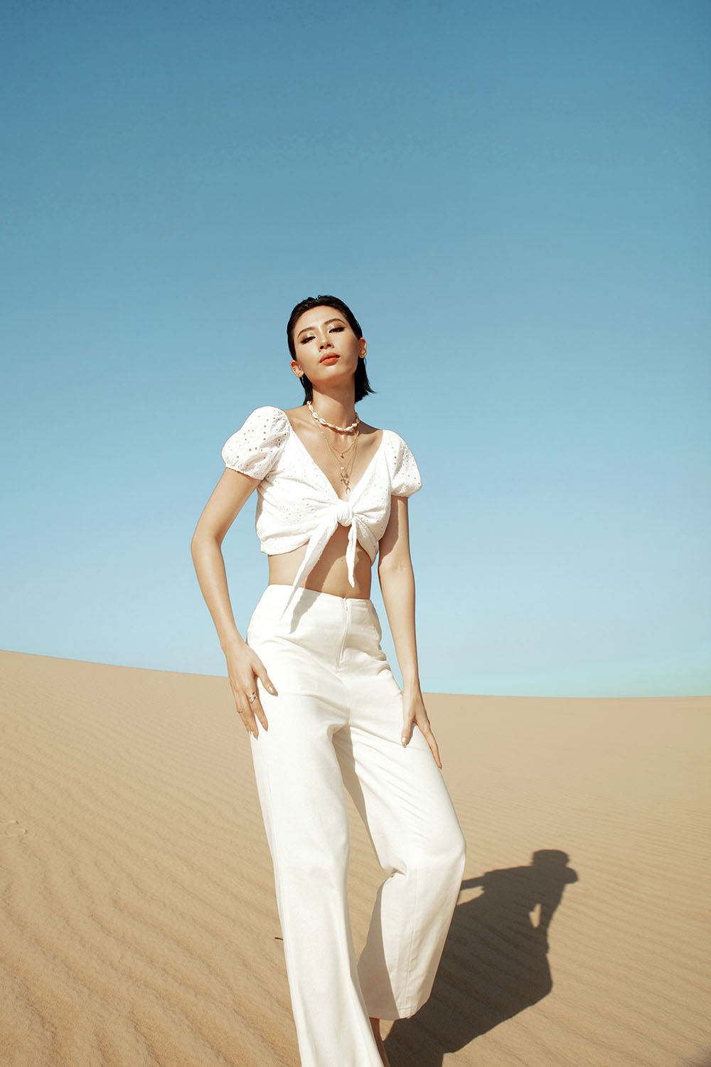 Áo croptop trắng thắt nơ tay phồng