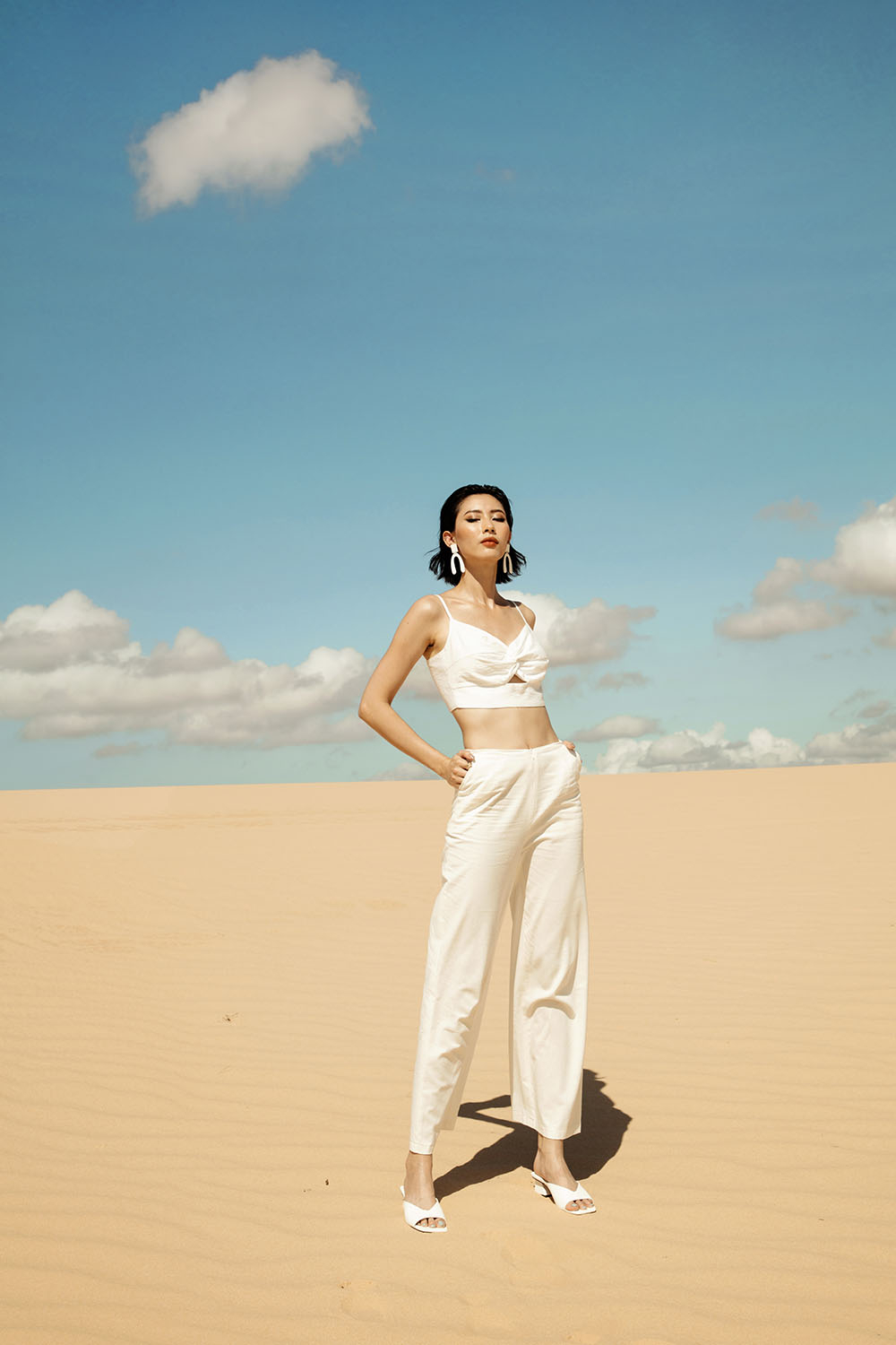 Quần trắng lưng cao ống suông 