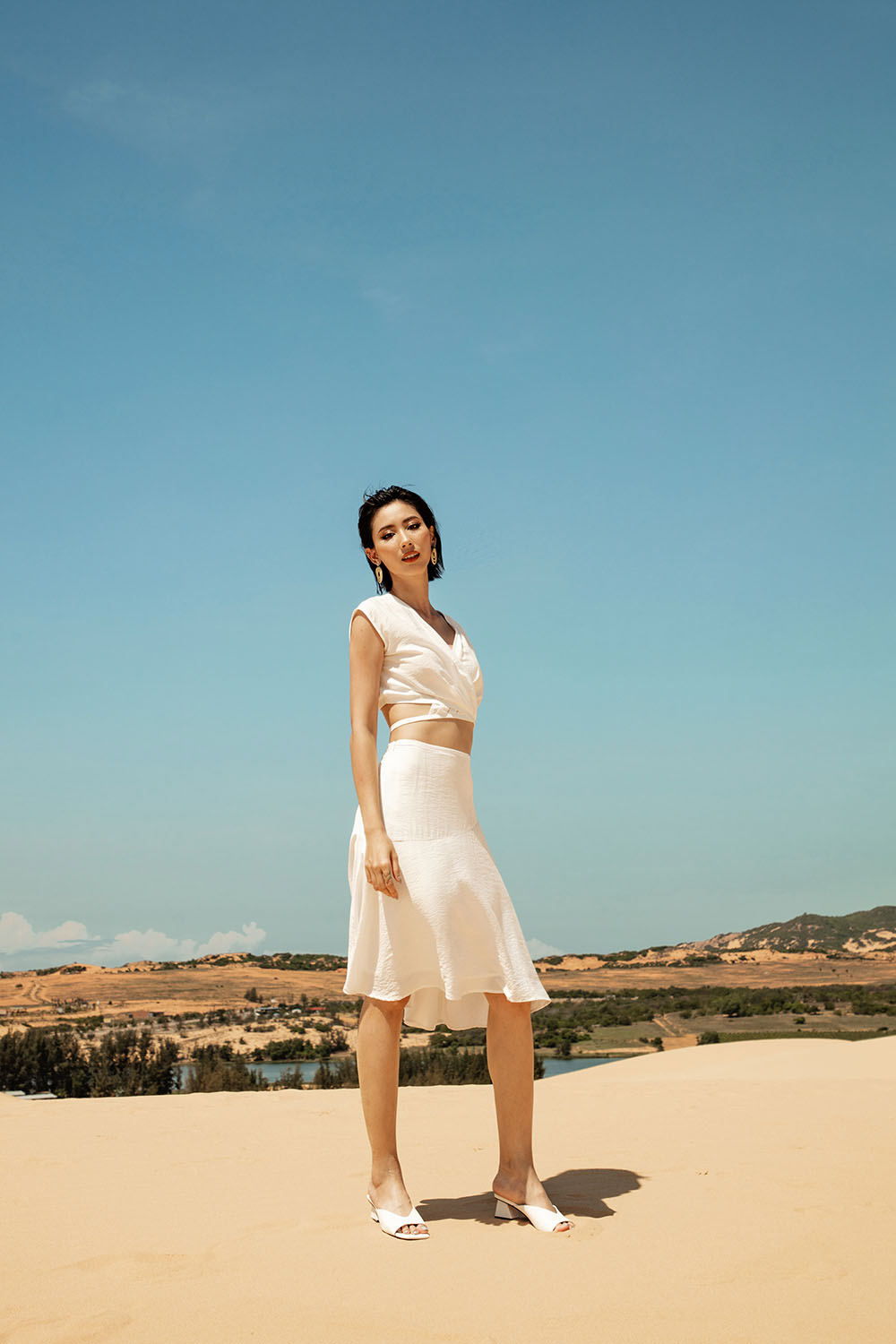 Chân váy trắng dáng xòe 