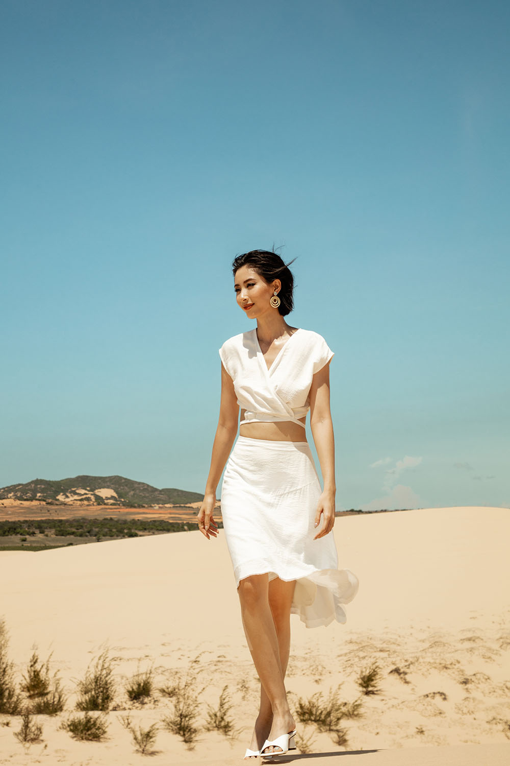 Chân váy trắng dáng xòe 