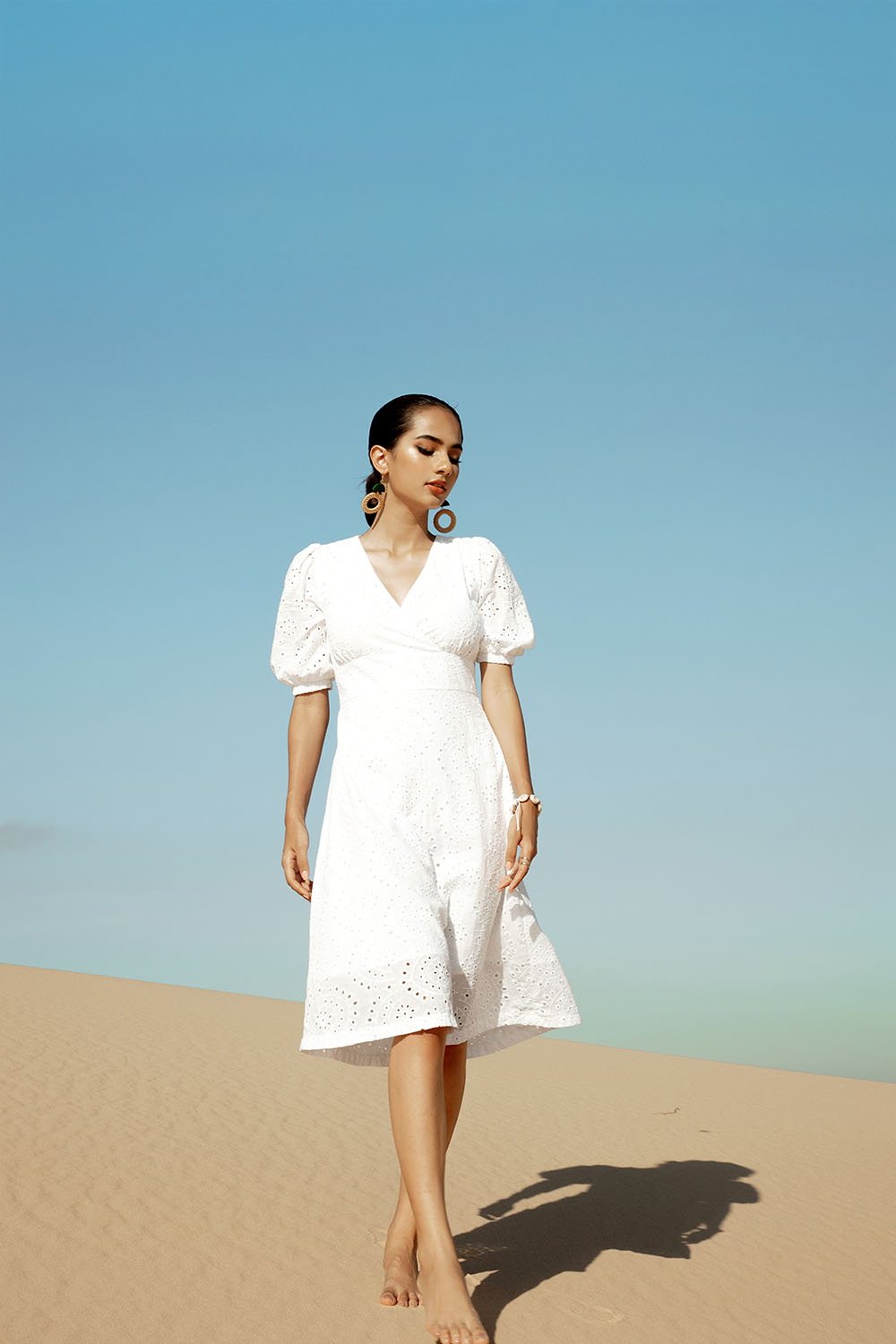 Đầm xòe trắng eo cao cổ V