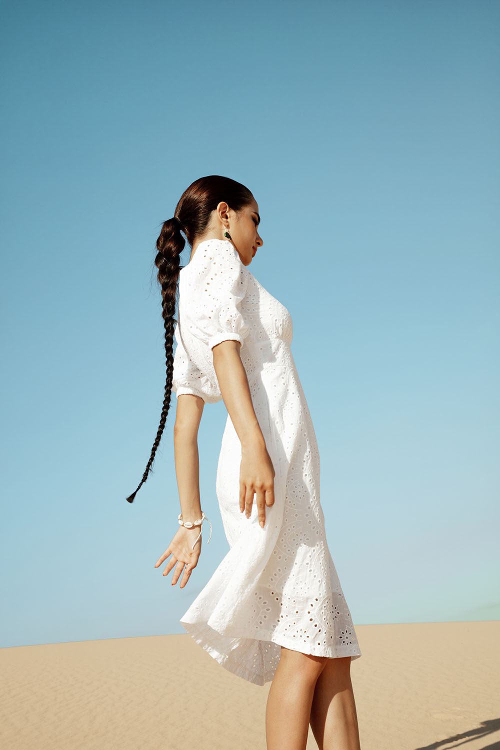 Đầm xòe trắng eo cao cổ V