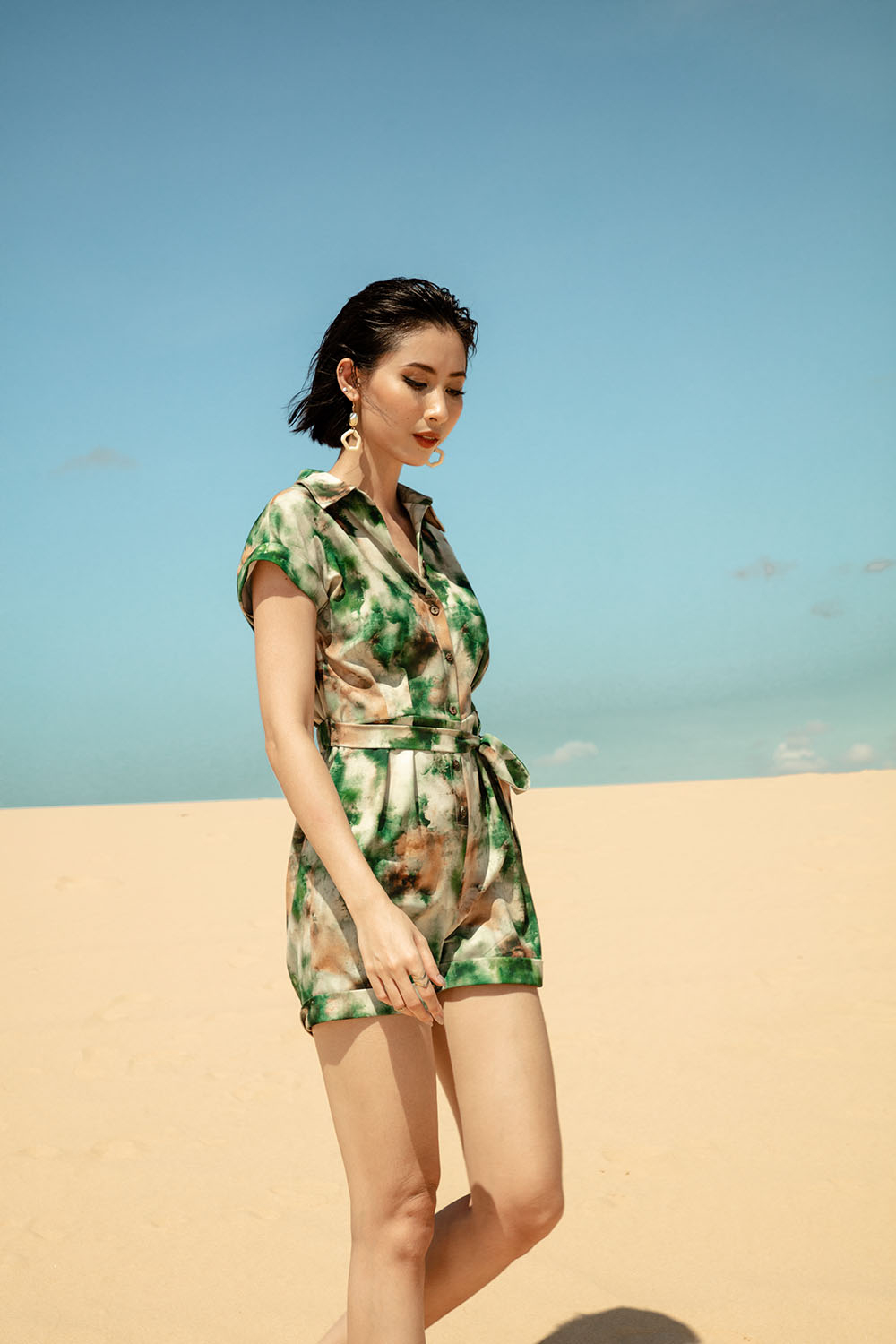 Jumpsuit ngắn họa tiết tie dye eo thắt nơ 