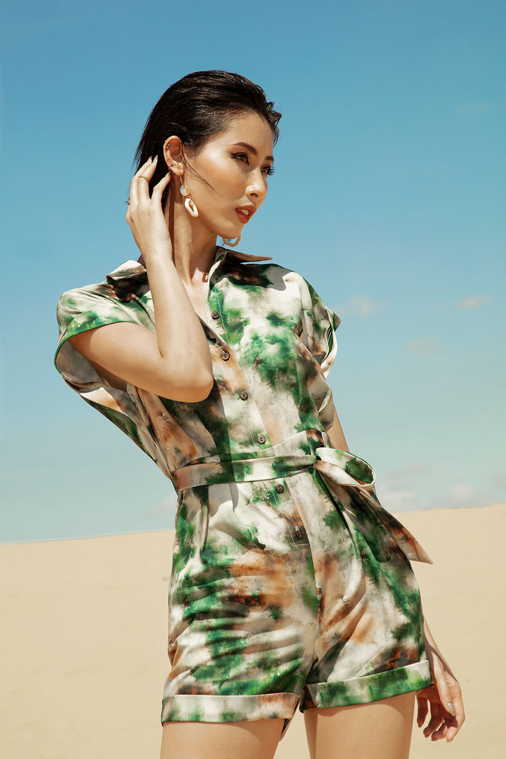 Jumpsuit ngắn họa tiết tie dye eo thắt nơ 