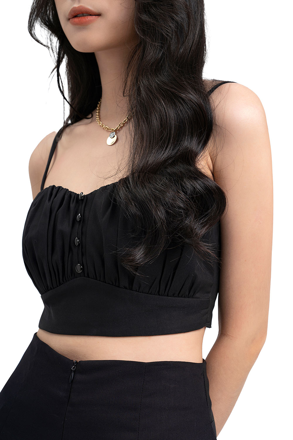 Áo croptop đen đính nút hai dây 