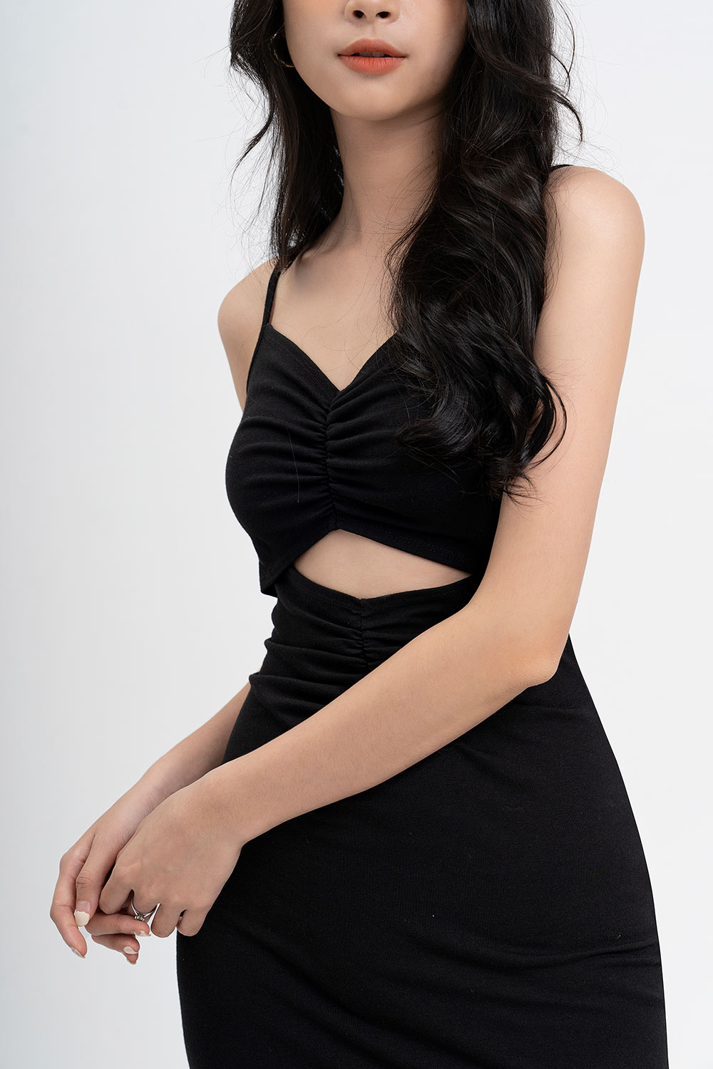 Đầm đen ôm body cut-out nhún ngực 