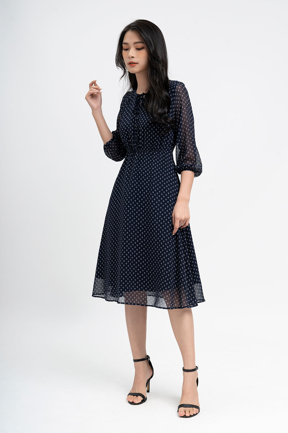 Đầm xòe họa tiết tay lỡ nhấn eo 