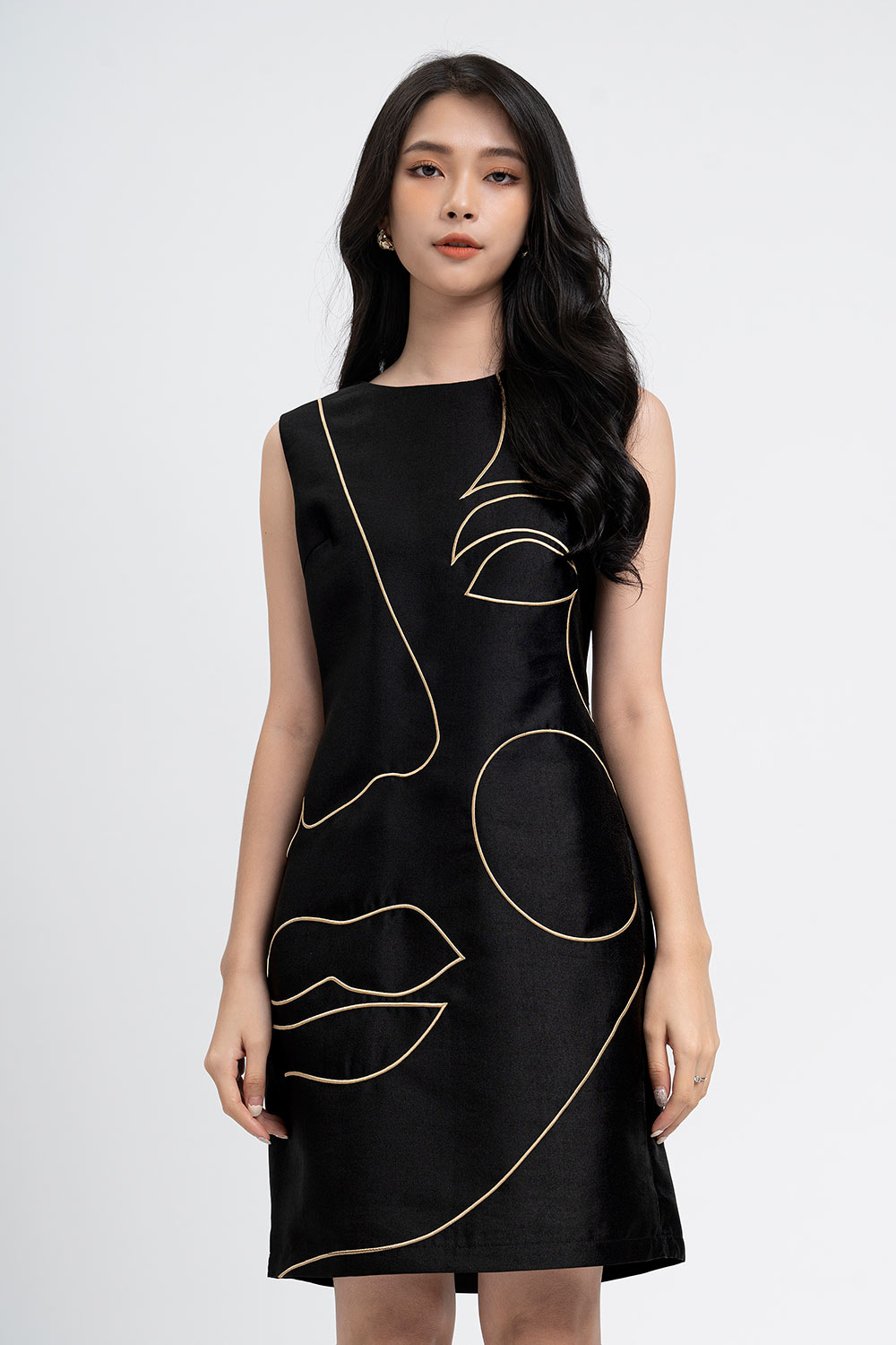 Đầm đen phối vàng dáng suông 