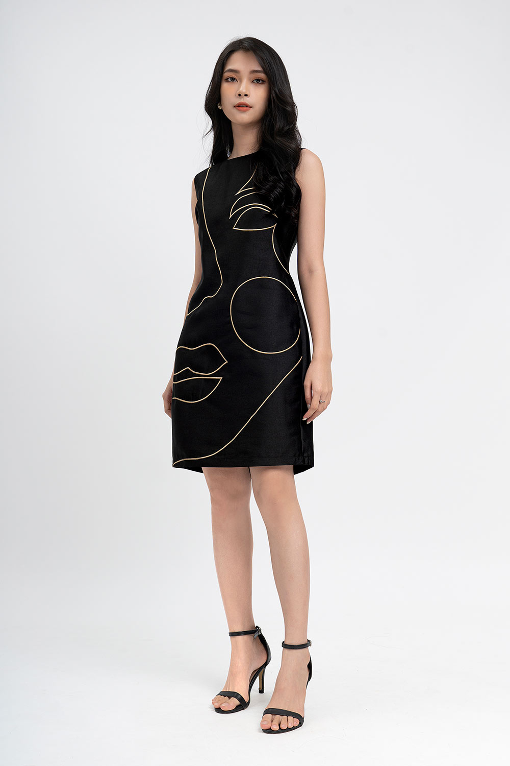 Đầm đen phối vàng dáng suông 