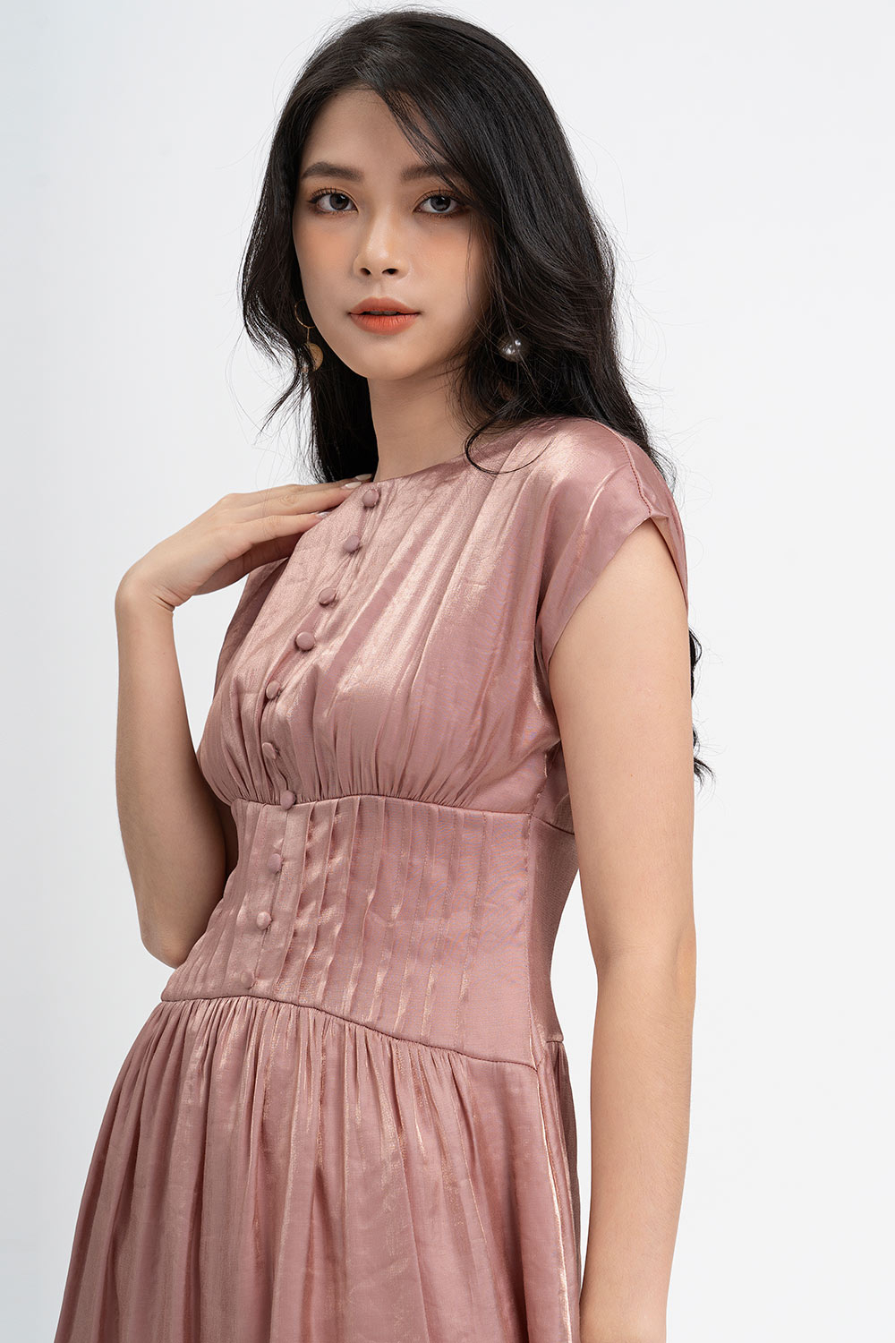 Đầm xòe nhấn eo phối nút