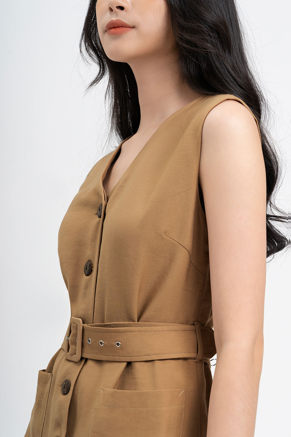 Đầm ôm sát nách cài nút kèm thắt lưng 