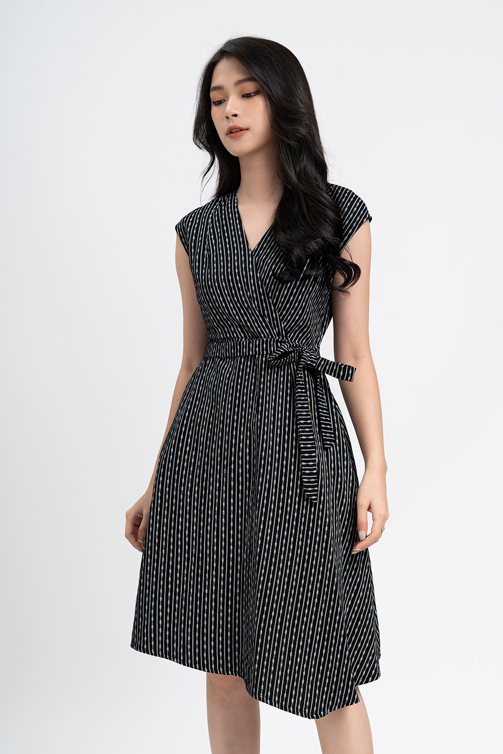 Đầm wrap dress buộc nơ họa tiết kẻ sọc 