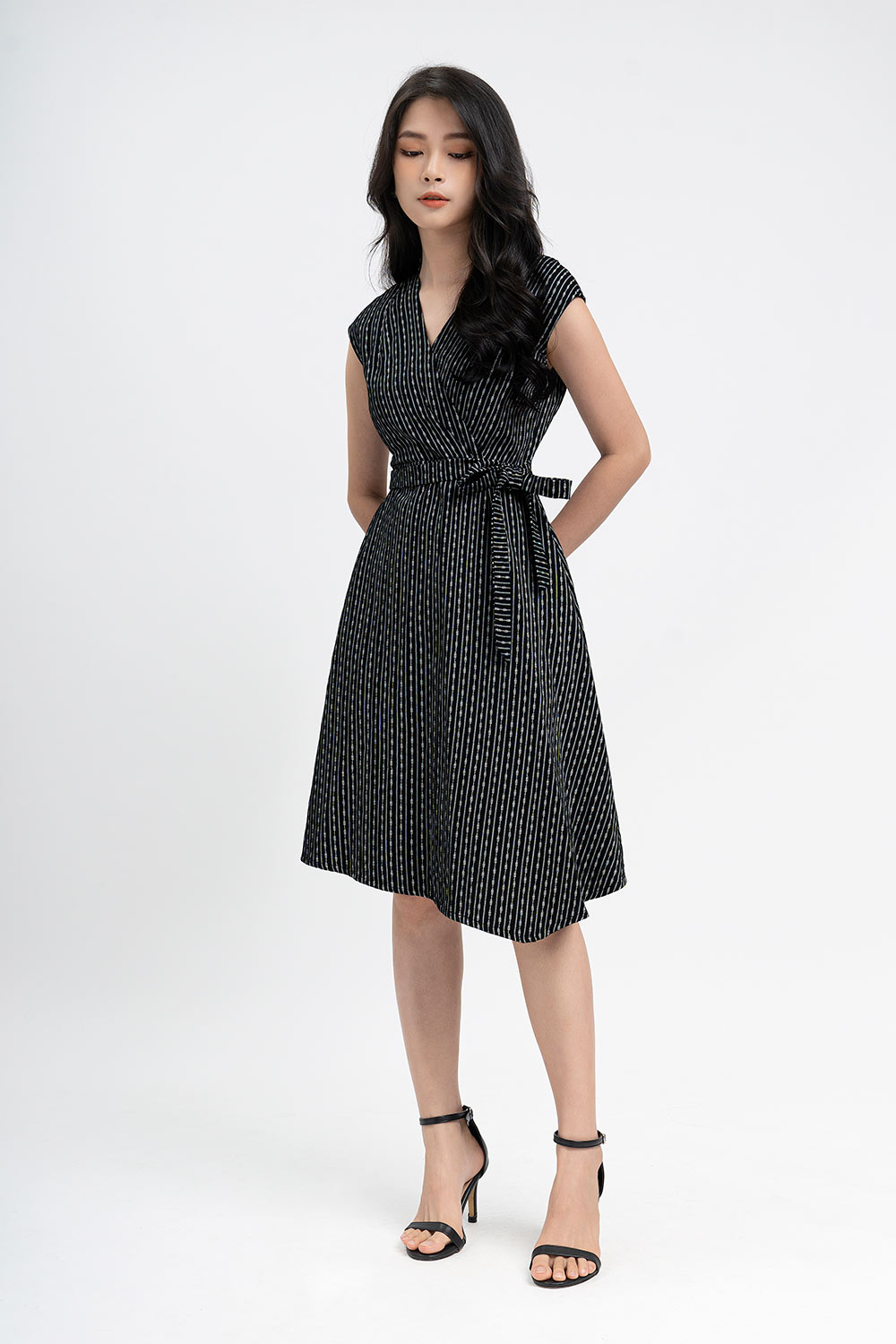 Đầm wrap dress buộc nơ họa tiết kẻ sọc 